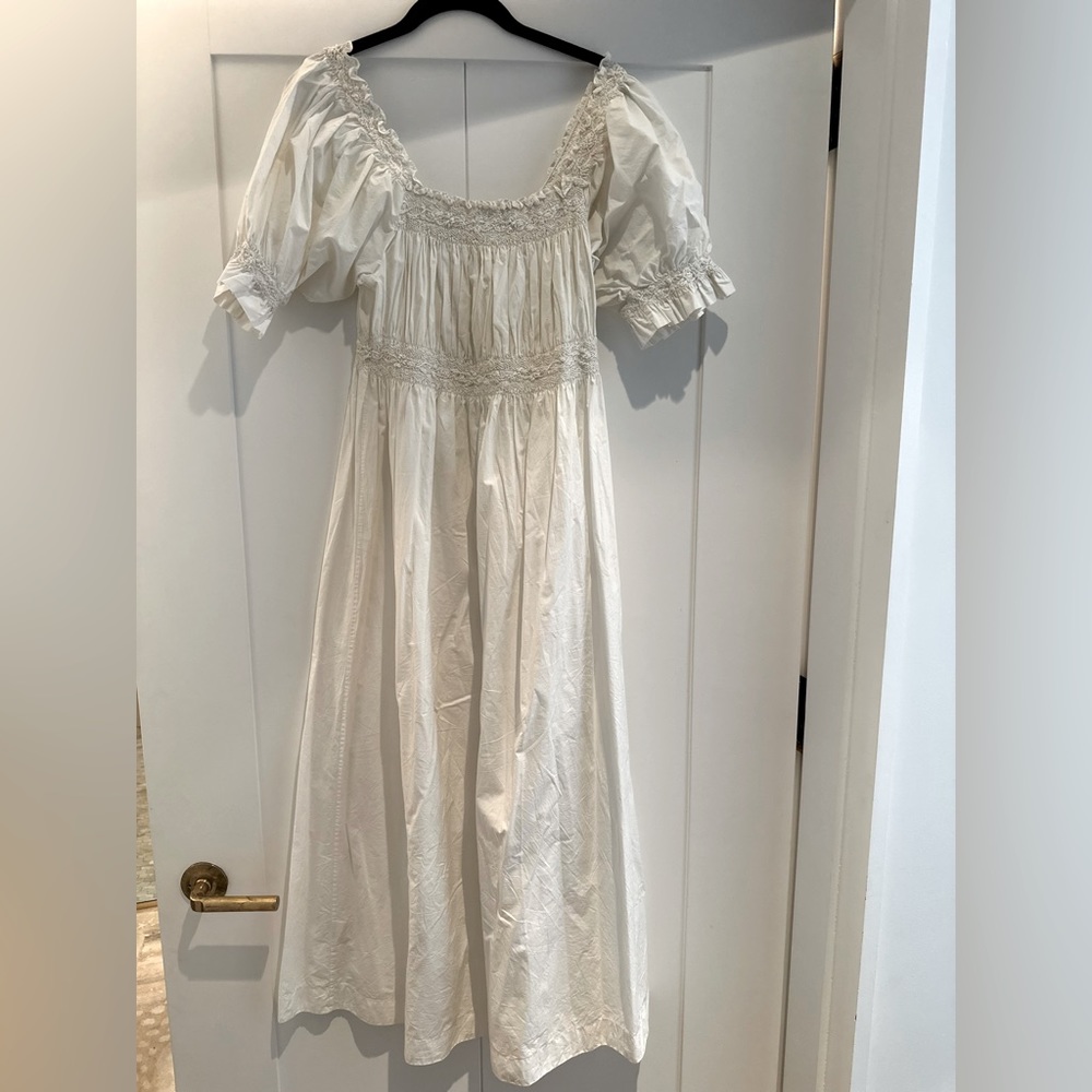 Doen white feminine dress.